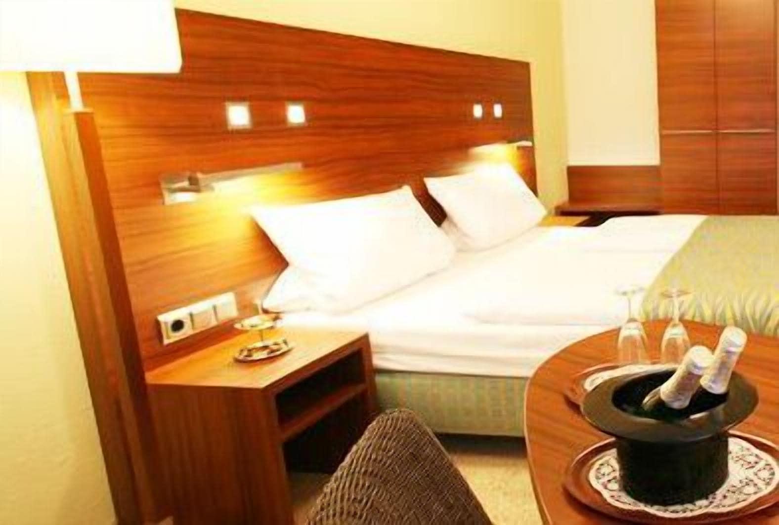 Hotel Wallis Мюнхен Екстериор снимка